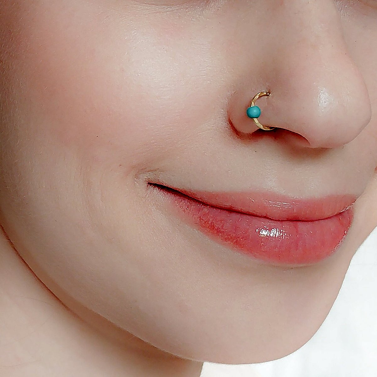 Hammered nose ring with turquoise bead in 14k gold filled, photo 2